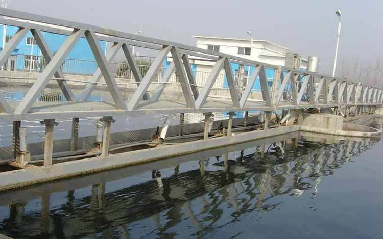 全橋式周邊傳動刮泥機(jī)