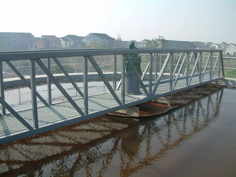 垂架式中心傳動(dòng)刮泥機(jī)